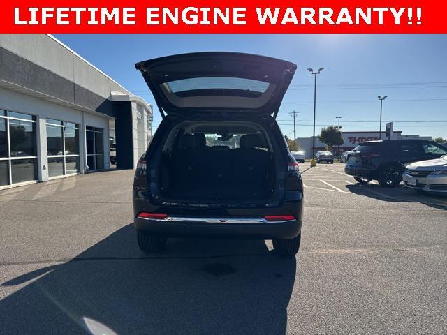 Photo of 2024 Diamond Black Crystal Pearlcoat Jeep Grand Cherokee