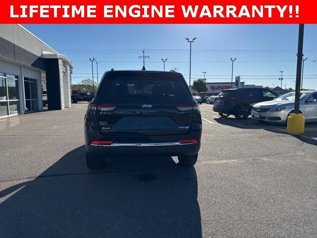 Photo of 2024 Diamond Black Crystal Pearlcoat Jeep Grand Cherokee
