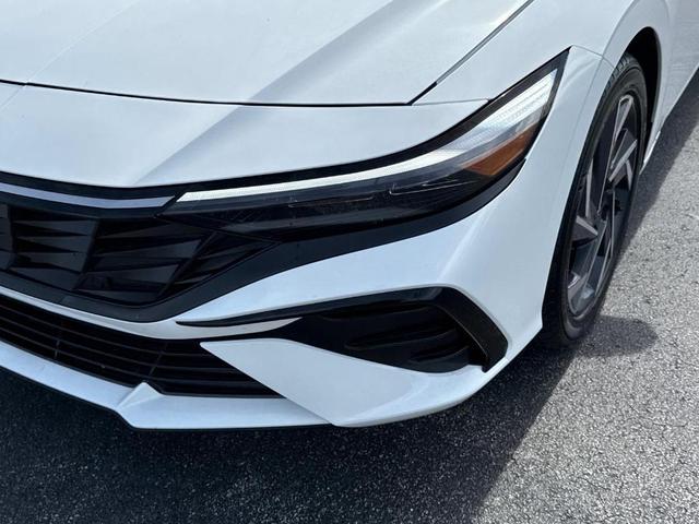 Photo of 2024 White Hyundai ELANTRA