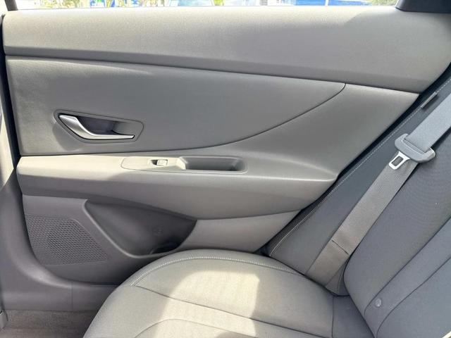 Photo of 2024 White Hyundai ELANTRA
