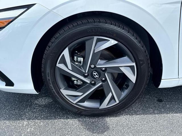 Photo of 2024 White Hyundai ELANTRA