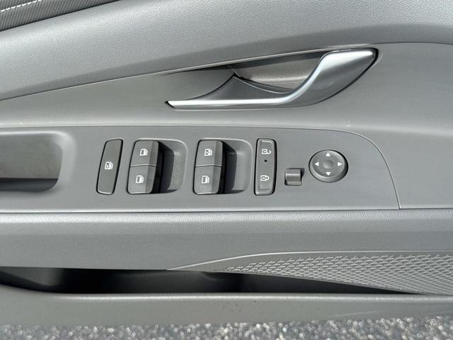 Photo of 2024 White Hyundai ELANTRA
