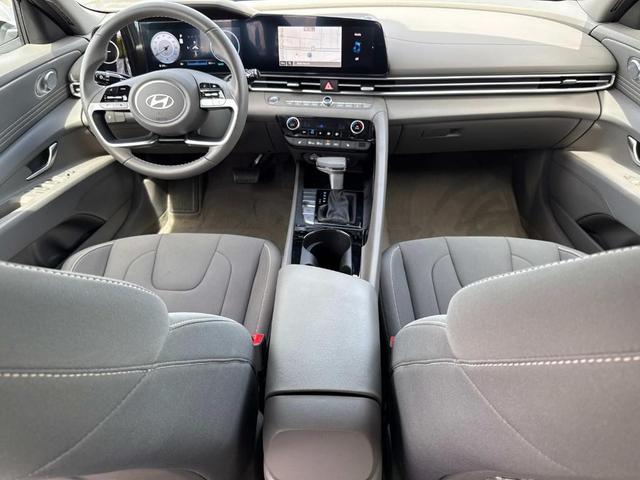 Photo of 2024 White Hyundai ELANTRA