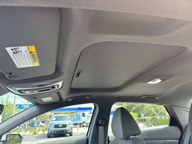 Photo of 2024 White Hyundai ELANTRA