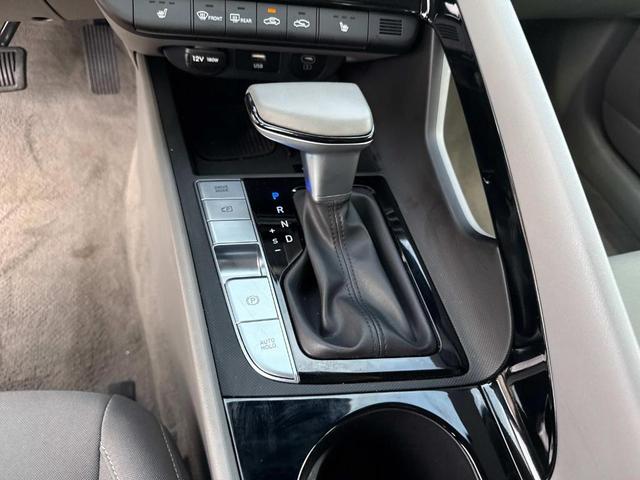 Photo of 2024 White Hyundai ELANTRA