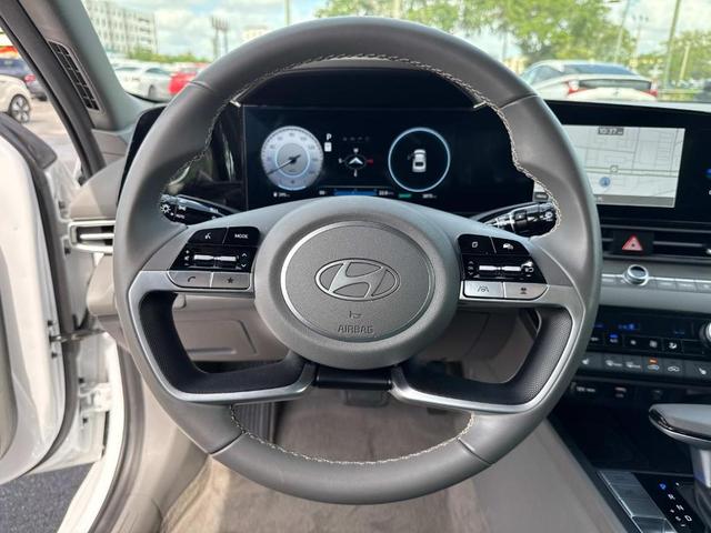 Photo of 2024 White Hyundai ELANTRA