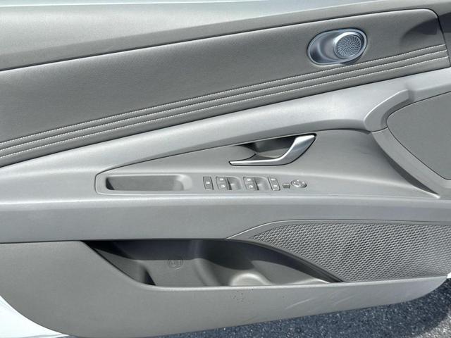 Photo of 2024 White Hyundai ELANTRA