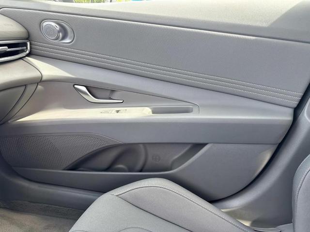 Photo of 2024 White Hyundai ELANTRA