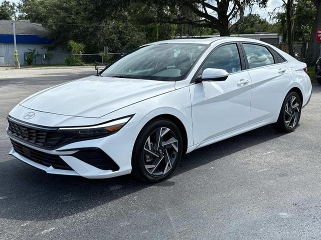 Photo of 2024 White Hyundai ELANTRA