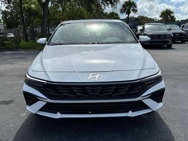 Photo of 2024 White Hyundai ELANTRA