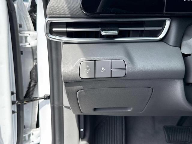 Photo of 2024 White Hyundai ELANTRA