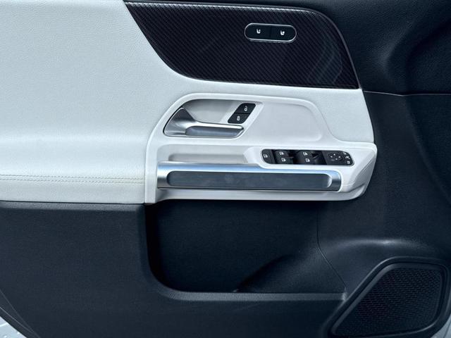 Photo of 2022 Silver Mercedes-Benz GLB 250