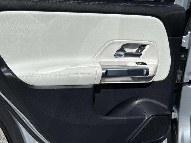 Photo of 2022 Silver Mercedes-Benz GLB 250