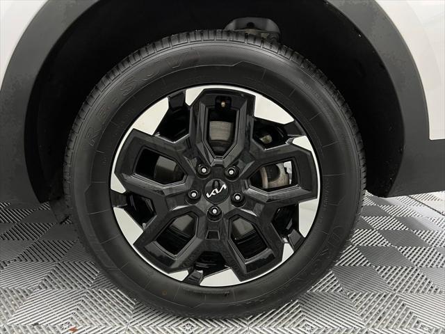 Photo of 2024 Glacial White Pearl Kia Sorento
