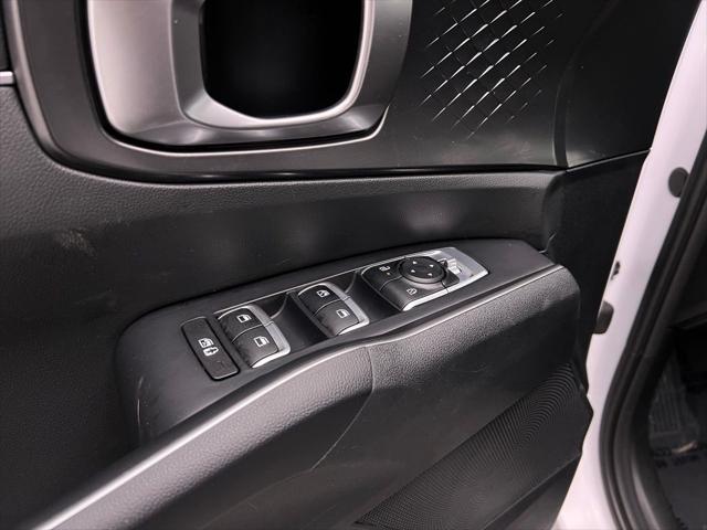Photo of 2024 Glacial White Pearl Kia Sorento