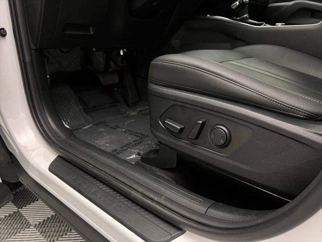 Photo of 2024 Glacial White Pearl Kia Sorento