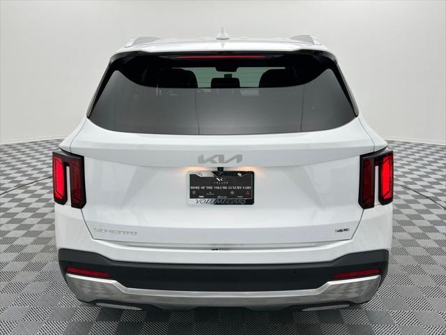 Photo of 2024 Glacial White Pearl Kia Sorento