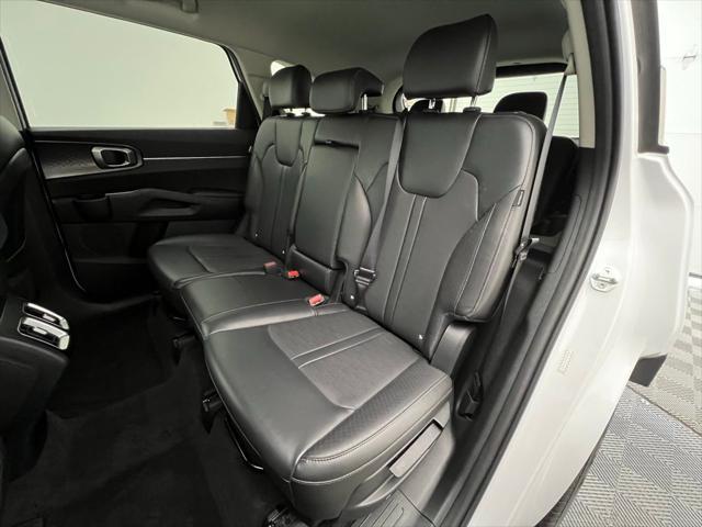 Photo of 2024 Glacial White Pearl Kia Sorento