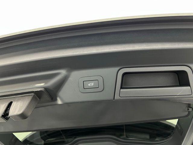 Photo of 2024 White Land Rover Range Rover Velar