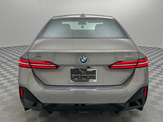 Photo of 2024 Gray BMW 530