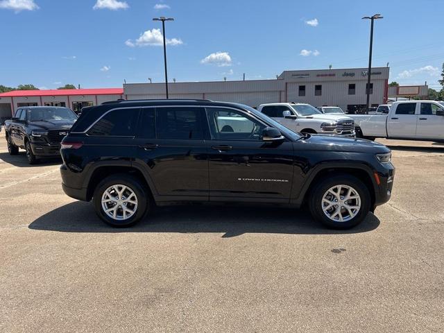 Photo of 2023 Diamond Black Jeep Grand Cherokee