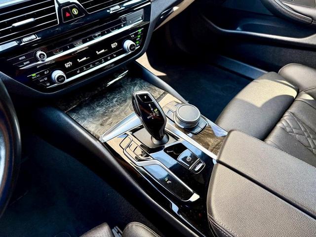 Photo of 2022 Black Sapphire Metallic BMW 530