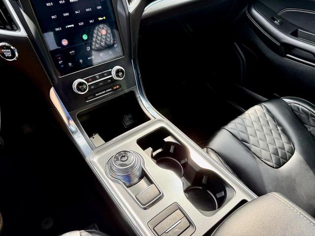 Photo of 2024 Black Metallic Ford Edge