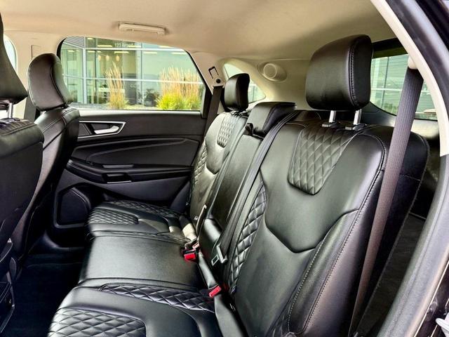 Photo of 2024 Black Metallic Ford Edge