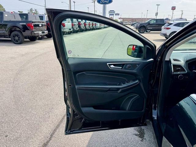 Photo of 2024 Black Metallic Ford Edge