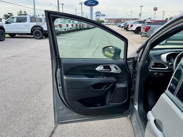 Photo of 2022 Ceramic Gray Clearcoat Chrysler Pacifica