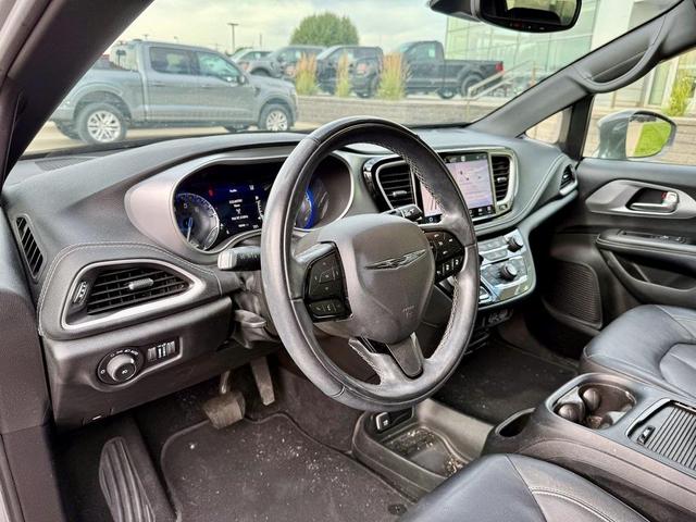 Photo of 2022 Ceramic Gray Clearcoat Chrysler Pacifica