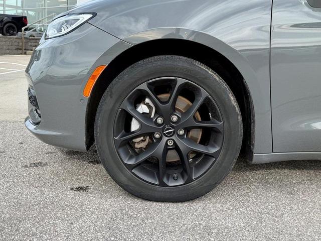 Photo of 2022 Ceramic Gray Clearcoat Chrysler Pacifica