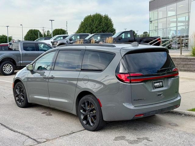 Photo of 2022 Ceramic Gray Clearcoat Chrysler Pacifica