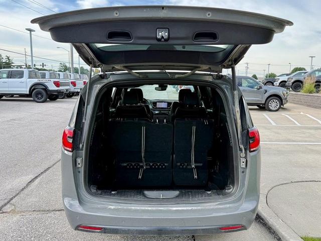 Photo of 2022 Ceramic Gray Clearcoat Chrysler Pacifica