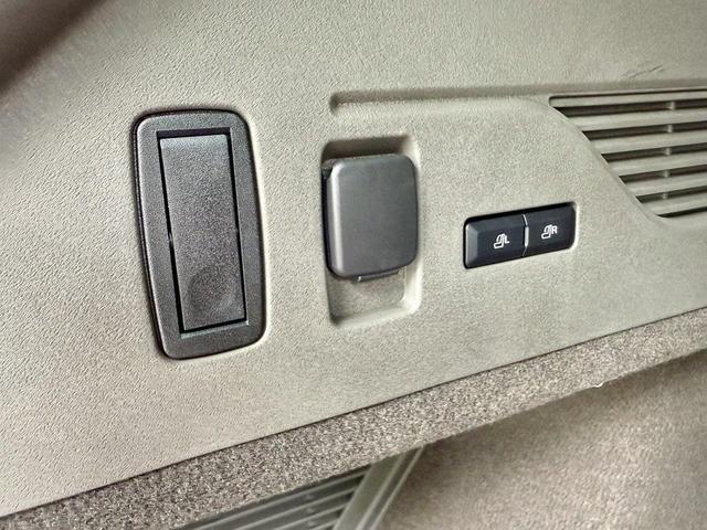 Photo of 2025 White Platinum Clearcoat Metallic Lincoln Nautilus