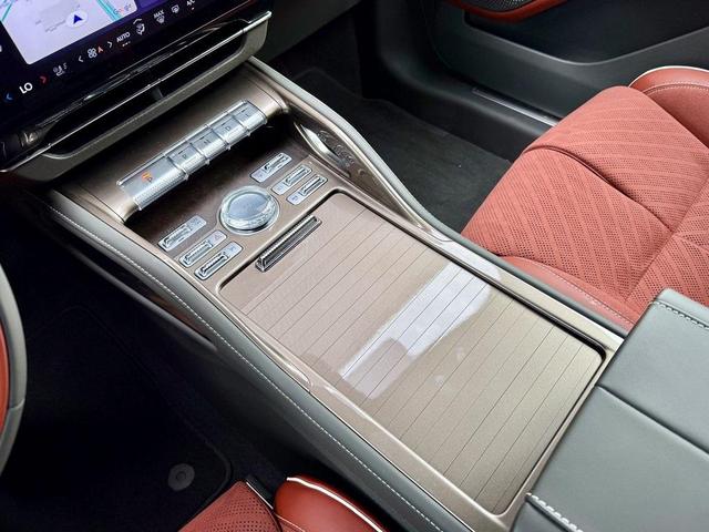 Photo of 2025 White Platinum Clearcoat Metallic Lincoln Nautilus