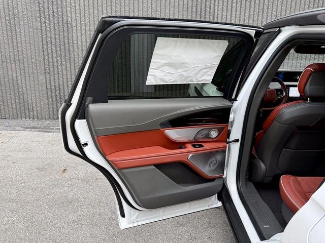 Photo of 2025 White Platinum Clearcoat Metallic Lincoln Nautilus