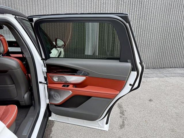 Photo of 2025 White Platinum Clearcoat Metallic Lincoln Nautilus
