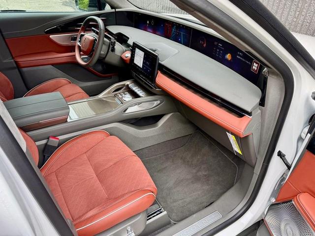 Photo of 2025 White Platinum Clearcoat Metallic Lincoln Nautilus
