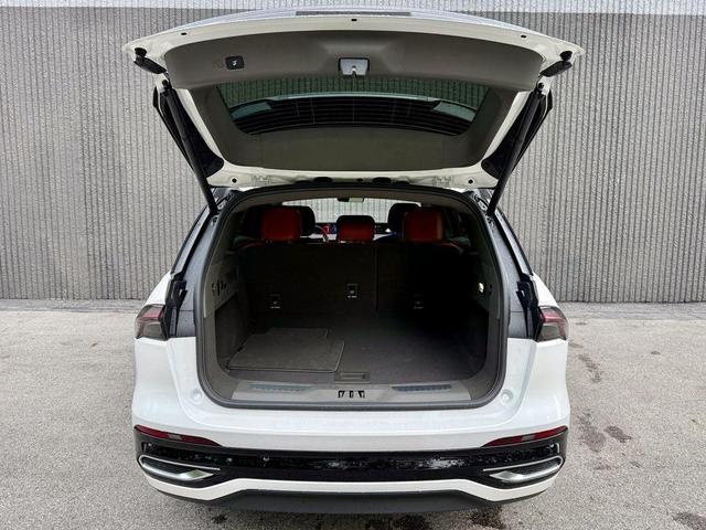 Photo of 2025 White Platinum Clearcoat Metallic Lincoln Nautilus