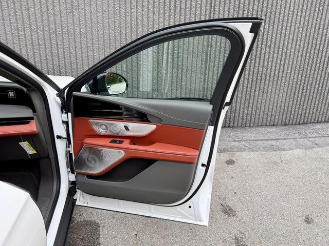 Photo of 2025 White Platinum Clearcoat Metallic Lincoln Nautilus