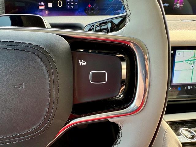 Photo of 2025 Pristine White Lincoln Navigator
