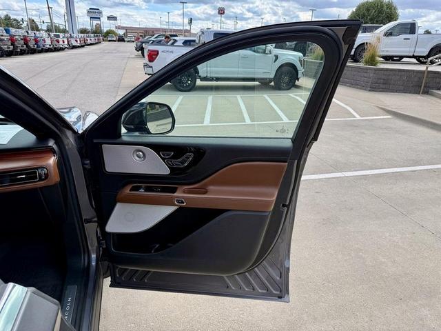Photo of 2022 Metallic Lincoln Aviator