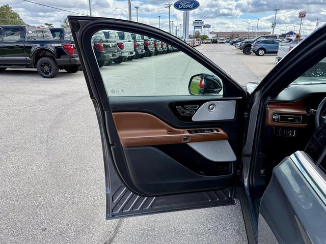 Photo of 2022 Metallic Lincoln Aviator
