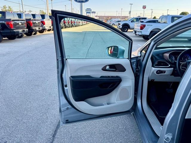 Photo of 2017 Billet Silver Metallic Clearcoat Chrysler Pacifica