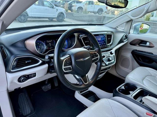 Photo of 2017 Billet Silver Metallic Clearcoat Chrysler Pacifica