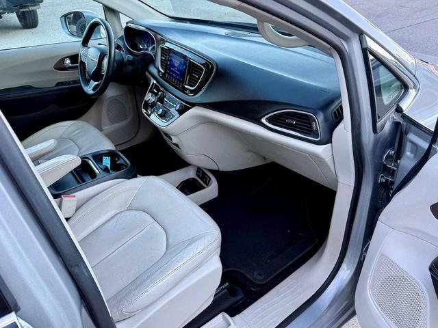 Photo of 2017 Billet Silver Metallic Clearcoat Chrysler Pacifica