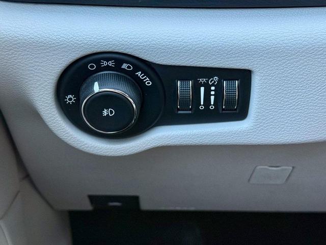 Photo of 2017 Billet Silver Metallic Clearcoat Chrysler Pacifica