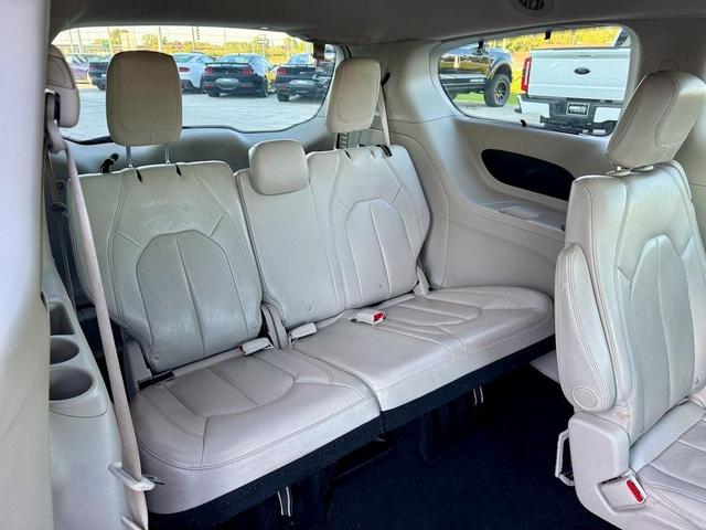 Photo of 2017 Billet Silver Metallic Clearcoat Chrysler Pacifica