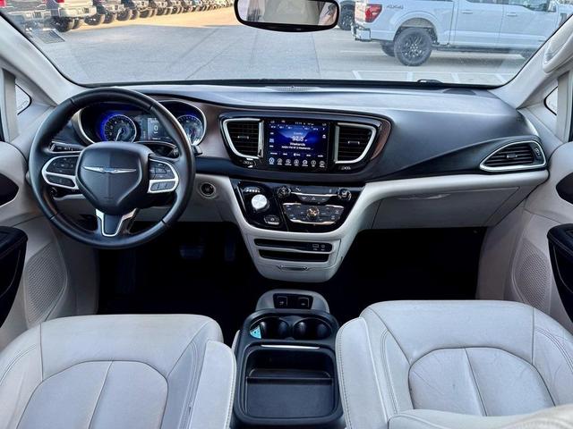 Photo of 2017 Billet Silver Metallic Clearcoat Chrysler Pacifica